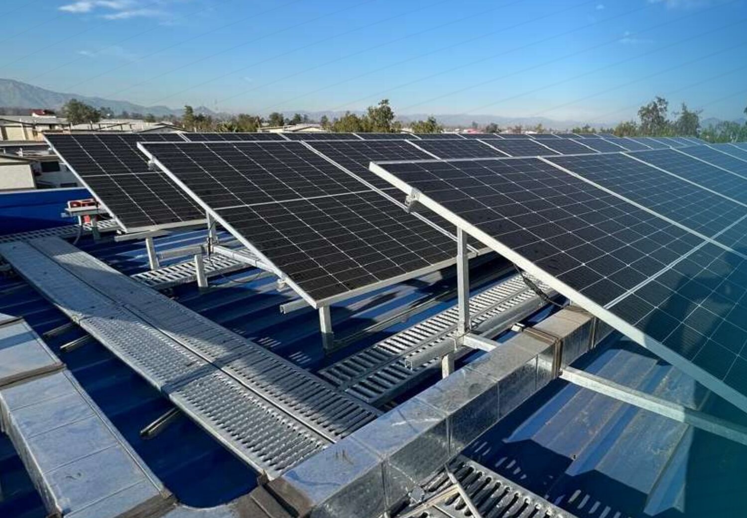 Paneles solares instalados por CYS para abastecer sus procesos de taller