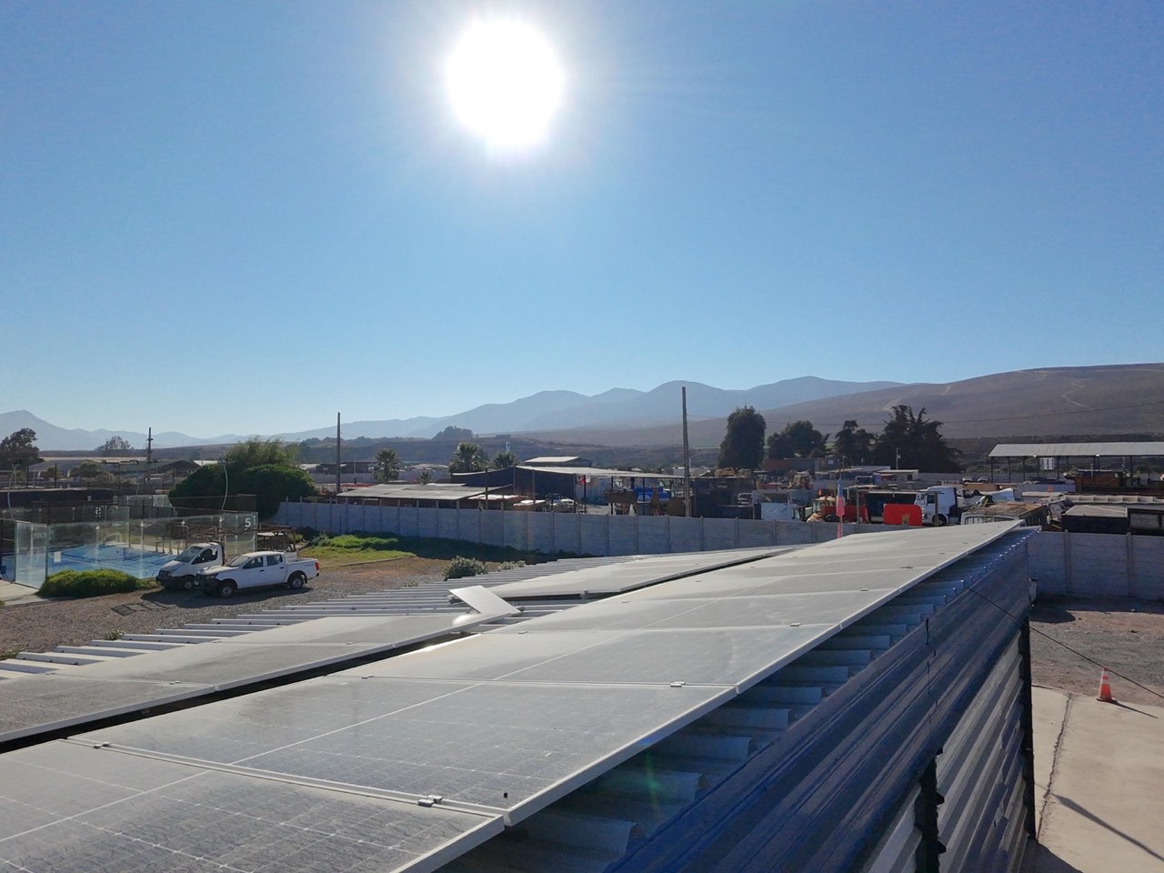 Paneles solares de CYS bajo el sol del norte de Chile
