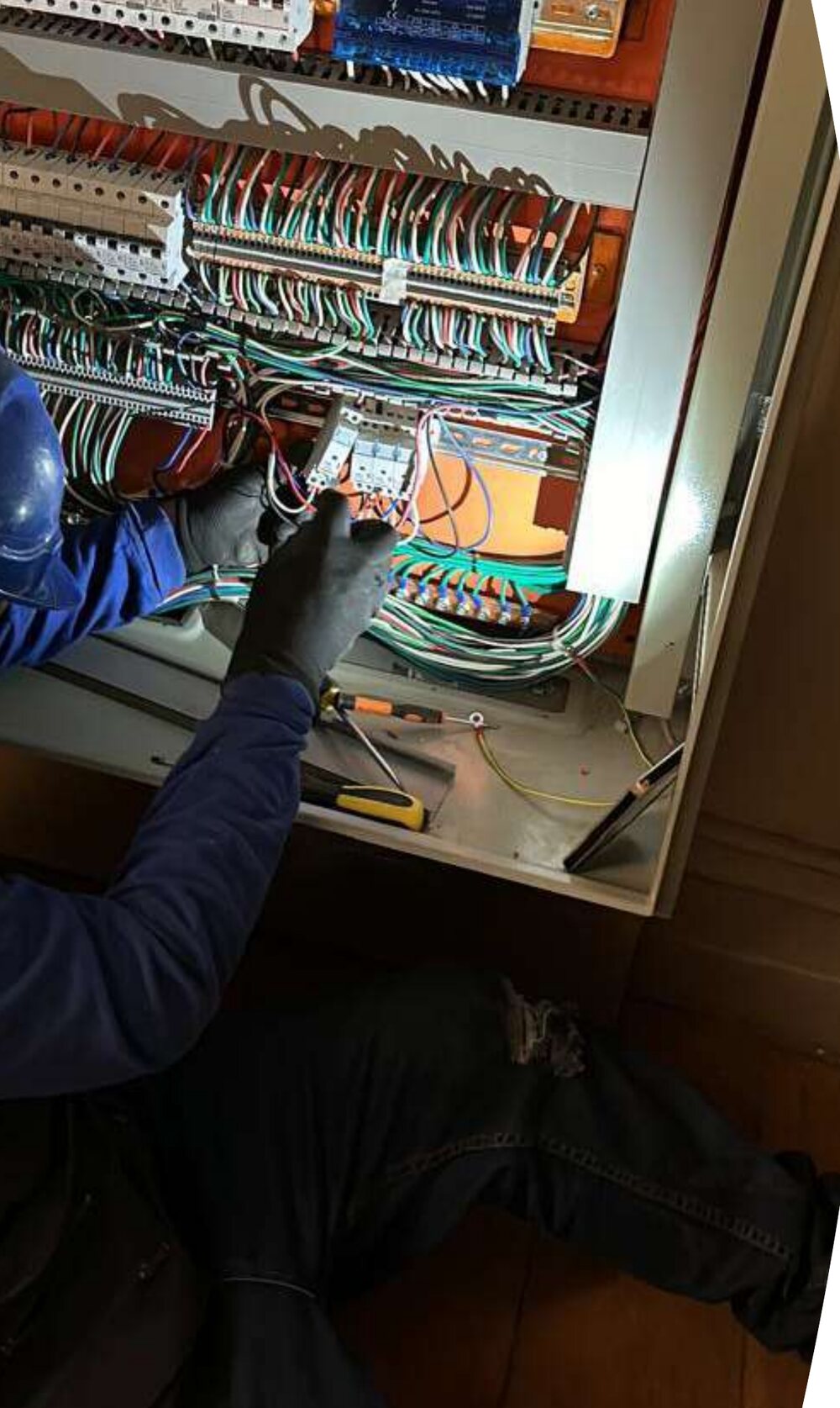 Técnico de CYS conectando un tablero de control
